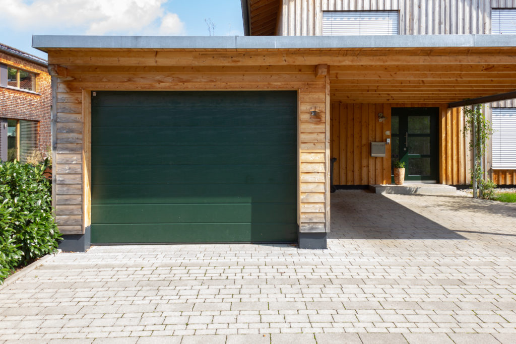 Garasje med overbygd del carport